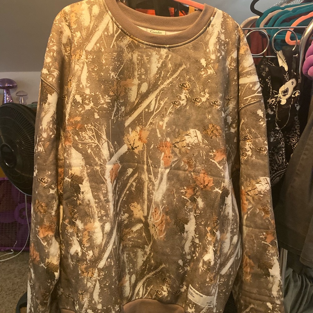 Unisex Comfrt camo crewneck